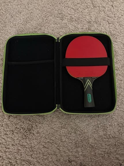 pingisracket med fodral svart röd