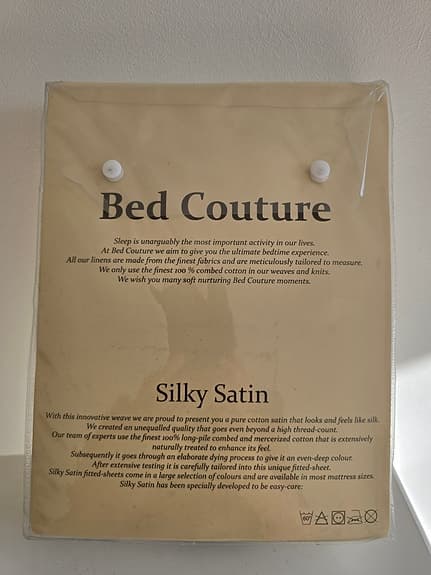 Bed Couture "Silky Satin" dra-på-lakan – 90x200 cm, Ecru/benvit/naturvit– NYTT