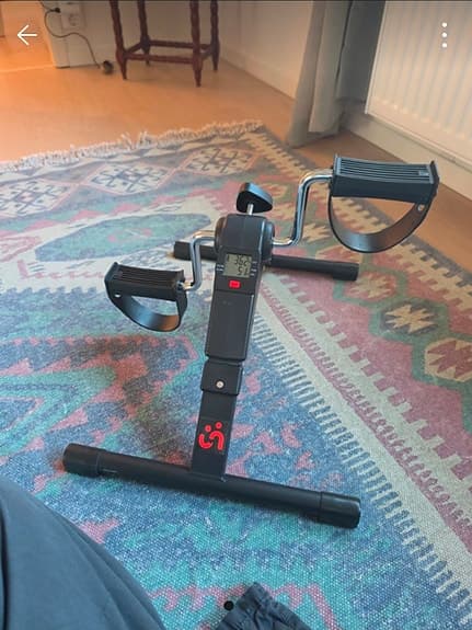 sittande träningscykel/pedalträning med display