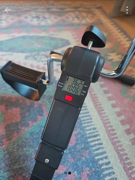 sittande träningscykel/pedalträning med display