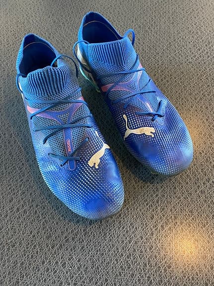 Puma fotbollsskor blå strl 42