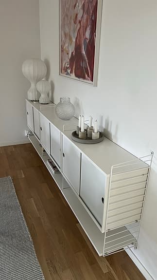 String med tre skåp och underhylla.  Endast i paket!