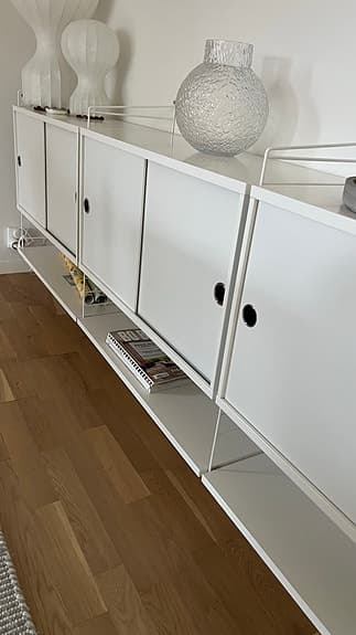 String med tre skåp och underhylla.  Endast i paket!