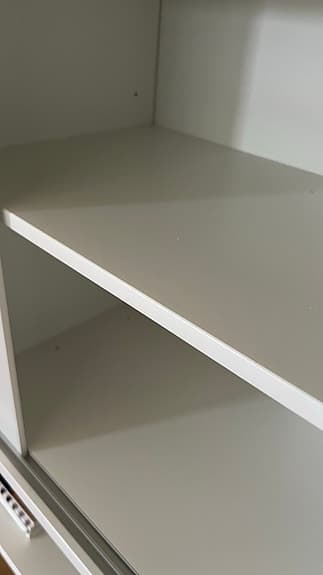 String med tre skåp och underhylla.  Endast i paket!