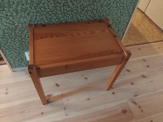 Sängbord i furu