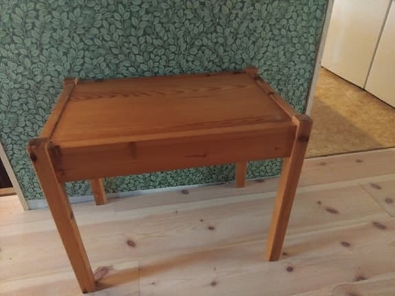 Sängbord i furu