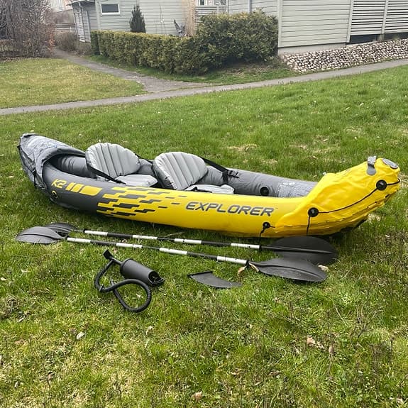 Intex uppblåsbar kajak + två flytvästar