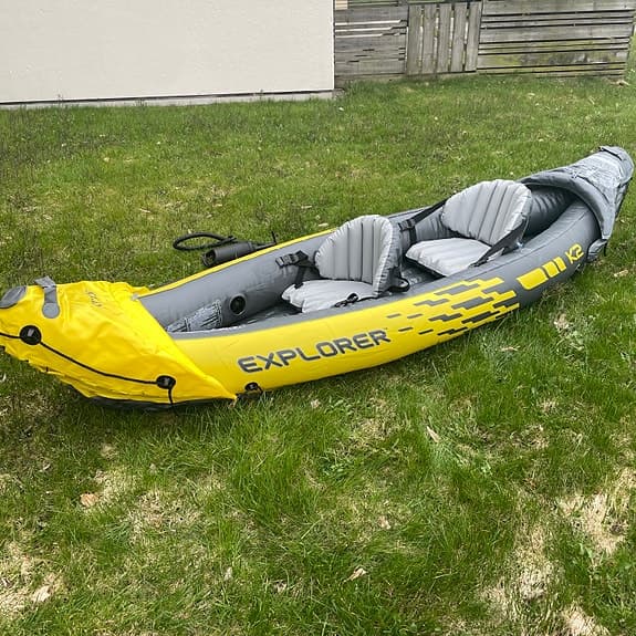 Intex uppblåsbar kajak + två flytvästar