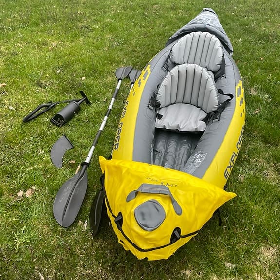 Intex uppblåsbar kajak + två flytvästar