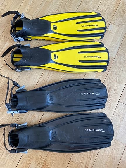 Mares dykutrustning med fenor, skor, masker, snorklar och handskar