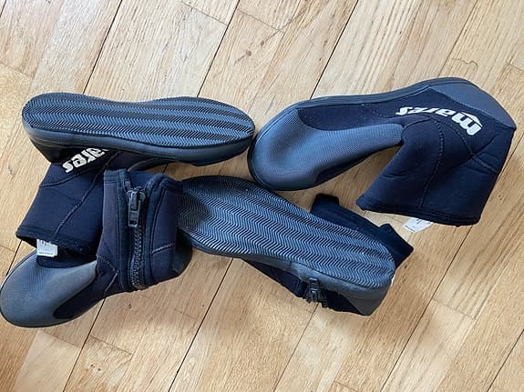 Mares dykutrustning med fenor, skor, masker, snorklar och handskar