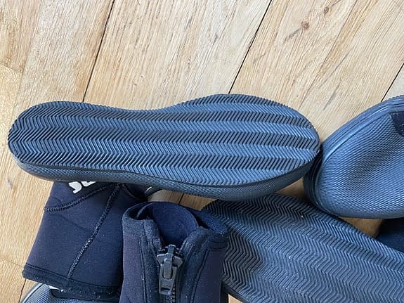 Mares dykutrustning med fenor, skor, masker, snorklar och handskar