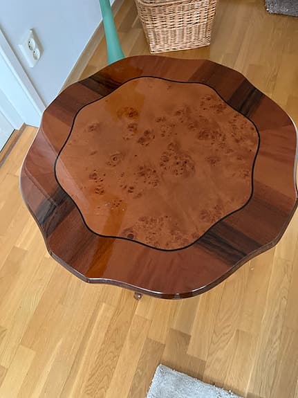Välvårdat pelarbord