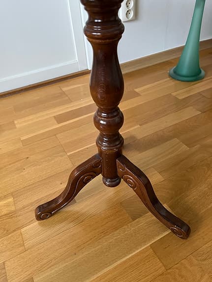 Välvårdat pelarbord