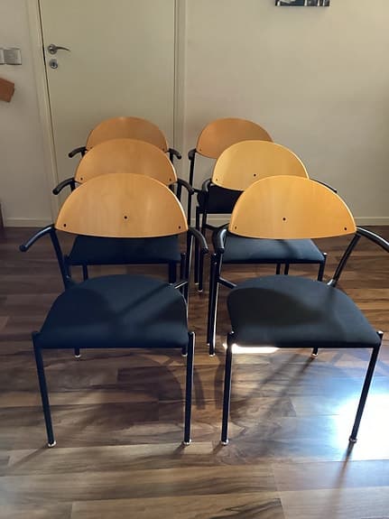 EFG stol Liisa svart tyg och trä med armstöd