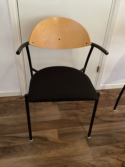 EFG stol Liisa svart tyg och trä med armstöd