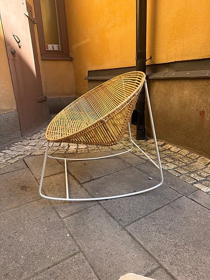 Fin gungstol i vävd trä