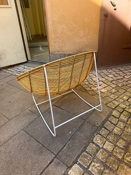 Fin gungstol i vävd trä