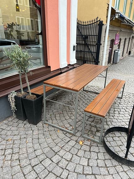 Trädgårdsgrupp bord och bänkar trä metall brun