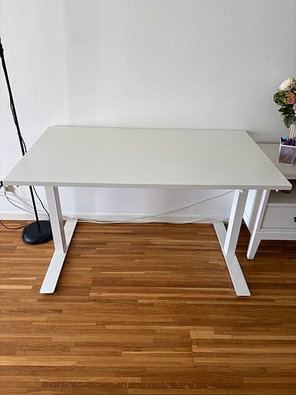 Höj- och sänkbart skrivbord nyskick vit
