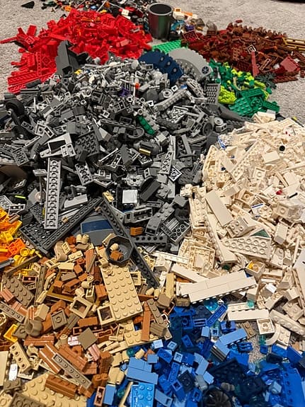 ca 20 kg Lego + massor instruktioner Skippa skärm