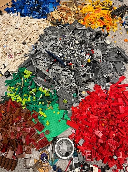ca 20 kg Lego + massor instruktioner Skippa skärm