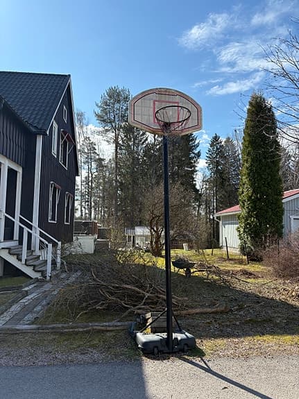 Basketkorg på fot utomhusmodell