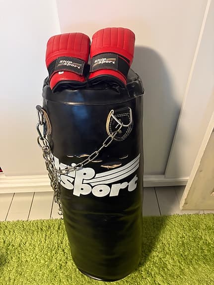 Kip Sport boxsäck med boxhandskar svart röd