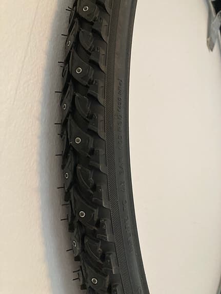 (Nr 207) Nokian hakkapeliitta dubbdäck till cykel.