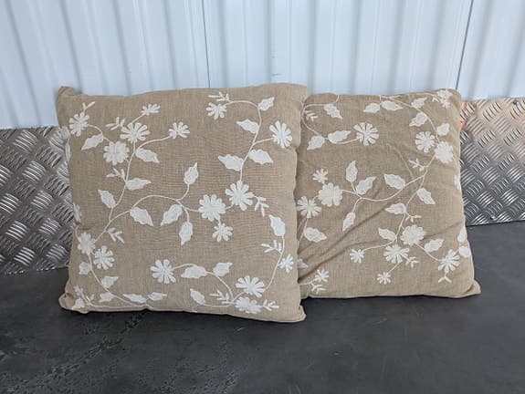Beige kuddar i bomull