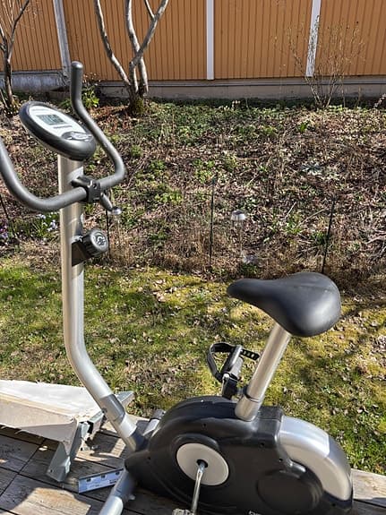Oberoende motionscykel med display svart/grå