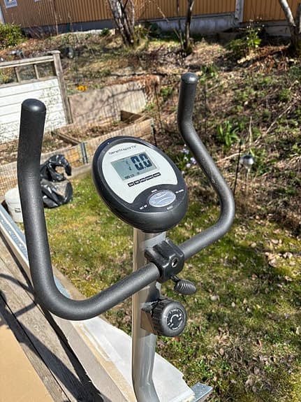 Oberoende motionscykel med display svart/grå