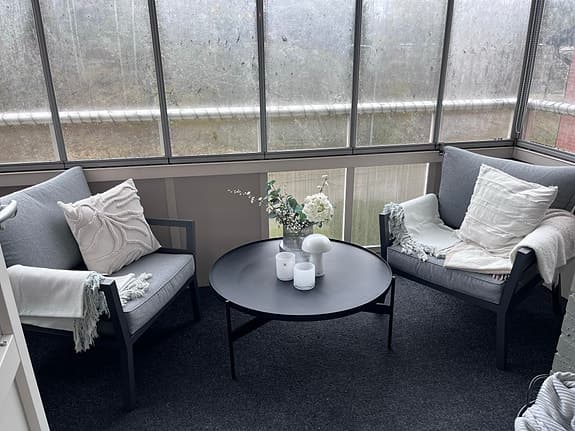 Mysig Loungegrupp med 2 fåtöljer och runt soffbord grå/svart aluminum