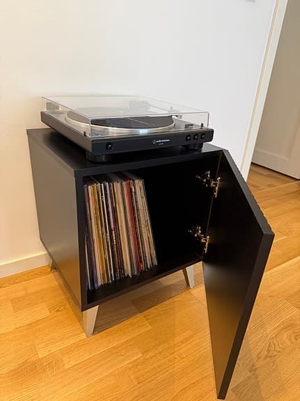 Snygg mediabänk / vinylförvaring / nattduksbord (2 st, en helt ny!)