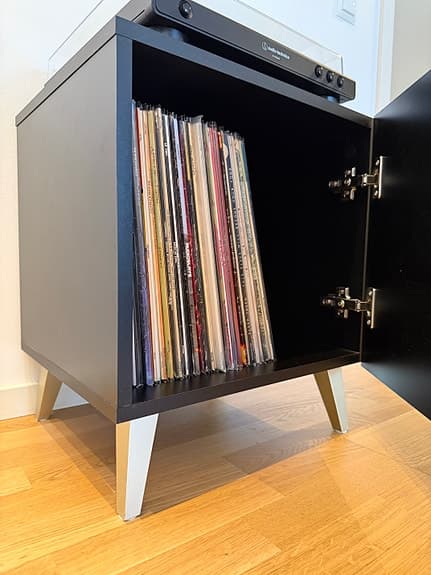 Snygg mediabänk / vinylförvaring / nattduksbord (2 st, en helt ny!)