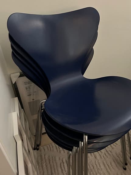 Stolar från designen Arne Jacobsen, blå men såklart funkar det att lackera