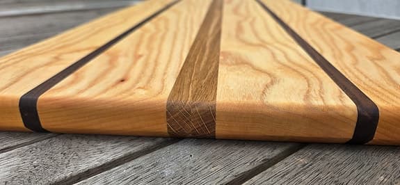 Handgjord exklusiv skärbräda i massivt ask, valnöt och ek