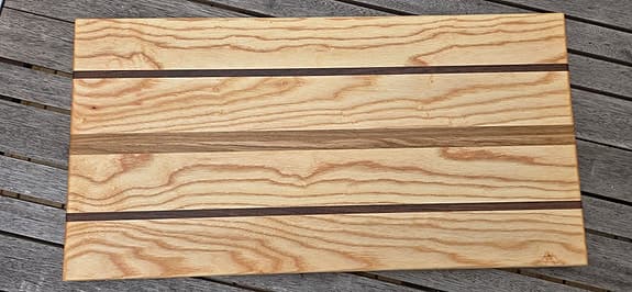 Handgjord exklusiv skärbräda i massivt ask, valnöt och ek