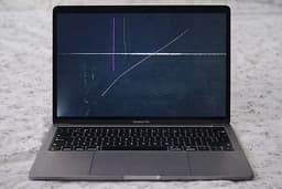MacBook Pro 13” 2019 – defekt skärm (fungerar i övrigt)