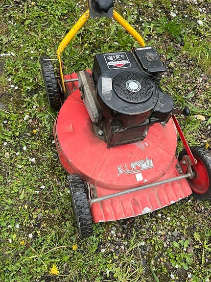 Honda och Biltemas självgående gräsklippare
