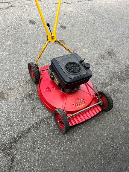 Honda och Biltemas självgående gräsklippare