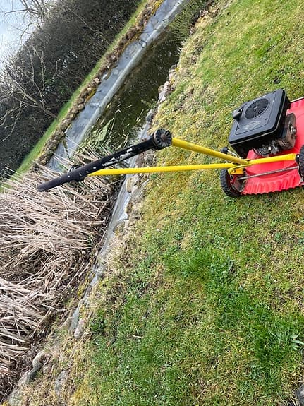 Honda och Biltemas självgående gräsklippare