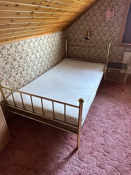 Äldre sängar med bord