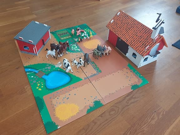 Micki Bondgård med många djur och tillbehör