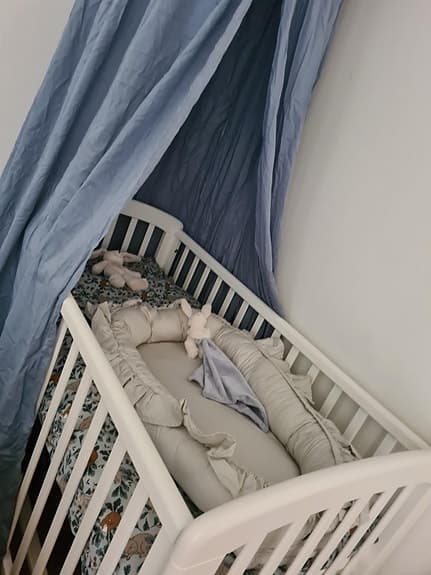Baby säng, barnsäng. Vit