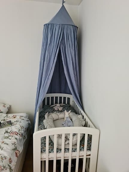 Baby säng, barnsäng. Vit