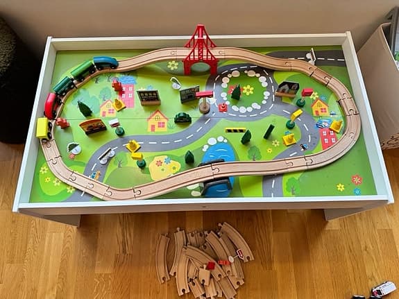 Tågbord med tågbana i nyskick