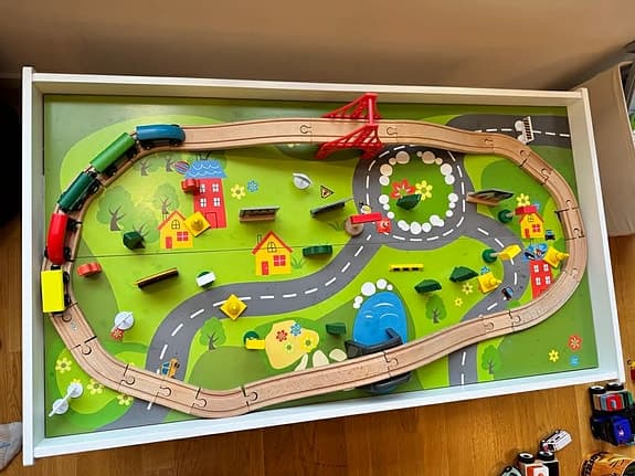 Tågbord med tågbana i nyskick