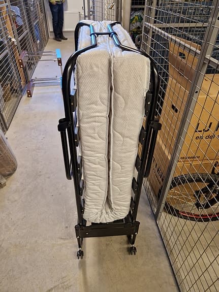 Jysk fällsäng med madrass vit