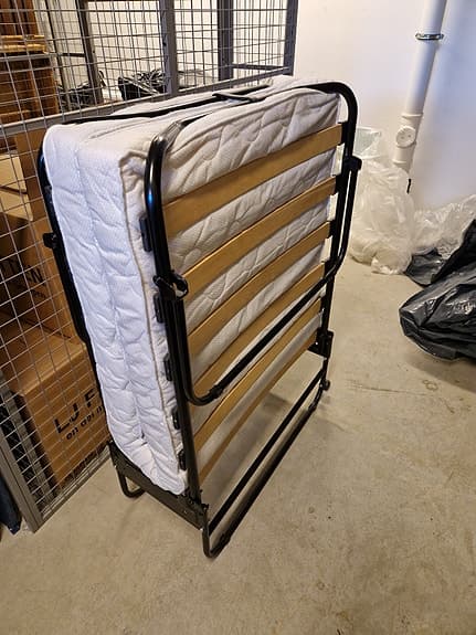 Jysk fällsäng med madrass vit